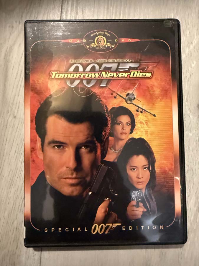 dvd – tommorow never dies (1997)